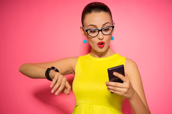 vrouw met smartphone en watch